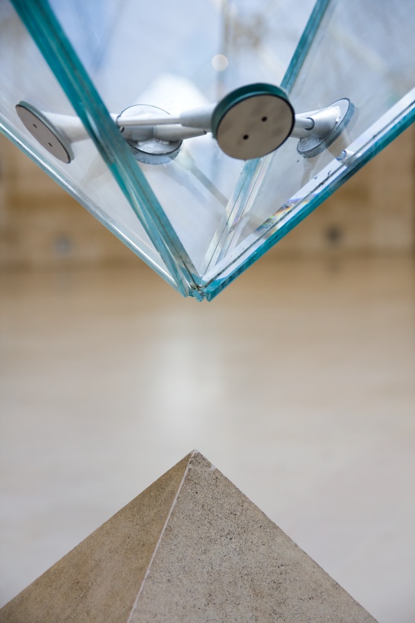 Obr�cen� pyramida