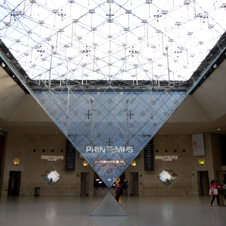 Obr�cen� pyramida