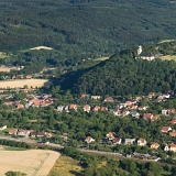 Nemojany, kostel sv. Martina, v pozadí račický zámek
