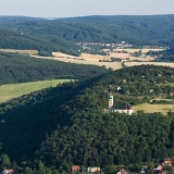 Nemojany, kostel sv. Martina, v pozadí Račice